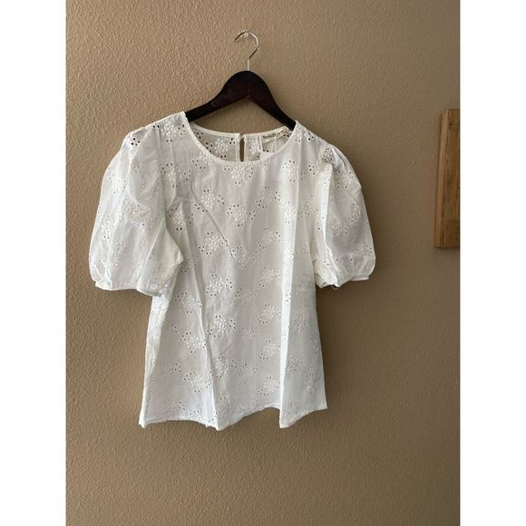 🆕Eyelet puffy short sleeve blouse - Picture 3 of 4